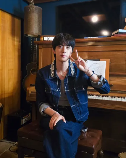 عضو BTS يحقق إنجازه الفردي الأكبر في قائمة Billboard 200 (فيديو)