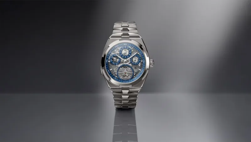 ساعة Overseas الجديدة من فاشرون.. تصميم مفتوح بحركة كبرى وإطلالة زرقاء عصرية
