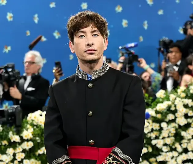  باري كيوجان يثير الجدل بإطلالة فريدة في Met Gala.. ولقاء محرج مع حبيبته السابقة