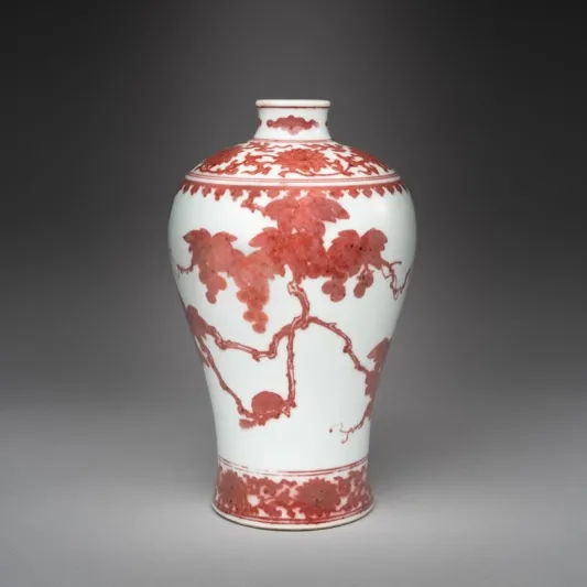 إناء صيني نادر من عهد كانجشي يُعرض في مزاد بقيمة 30 ألف جنيه إسترليني