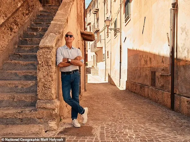 نجم هوليوود ستانلي توتشي يسلط الضوء على أغنى أقاليم إيطاليا وعرضه السخي للمهاجرين