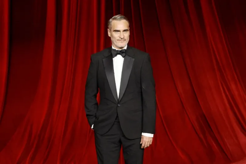 جواكين فينيكس يذرف الدموع في كان بعد عرض فيلمه الجديد (فيديو)