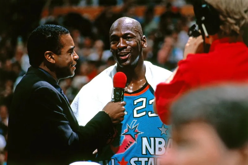 أسطورة السلة مايكل جوردن يطل من جديد كمحلل خاص عبر NBC(فيديو)