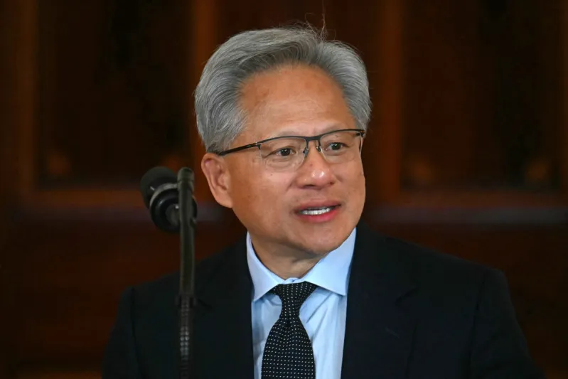 الرئيس التنفيذي لشركة إنفيديا يشيد بنموذج DeepSeek R1 الصيني!