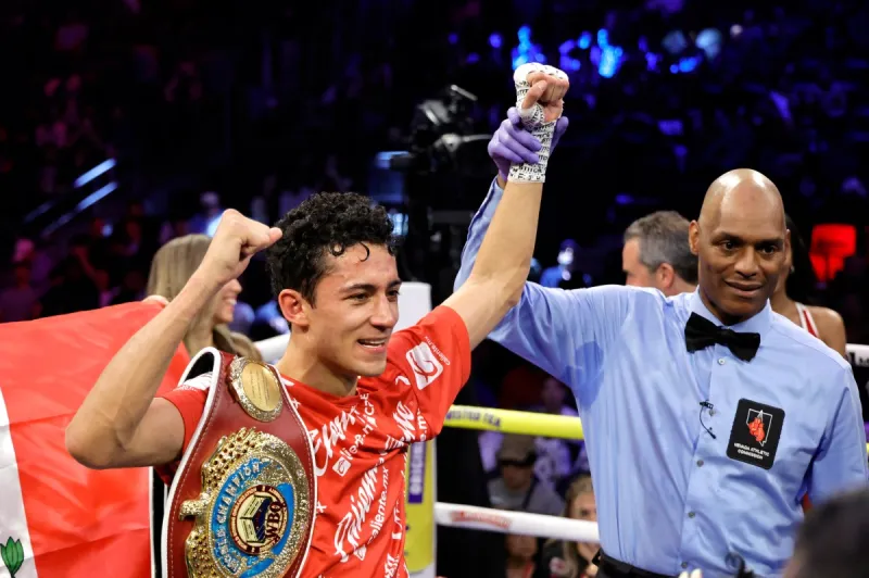 الملاكم إسبينوزا يحافظ على لقب بطل العالم بعد انتصاره على إدوارد فاسكيز 