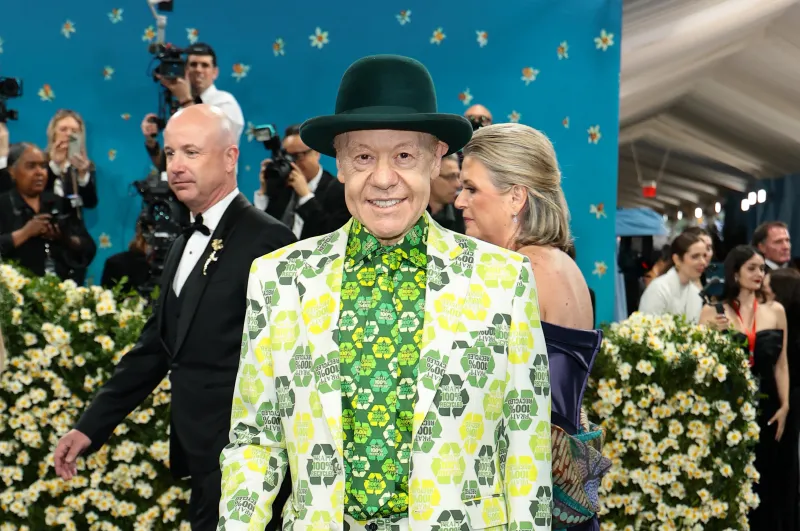 الملياردير أنتوني برات يتألق بإطلالة معاد تدويرها في Met Gala