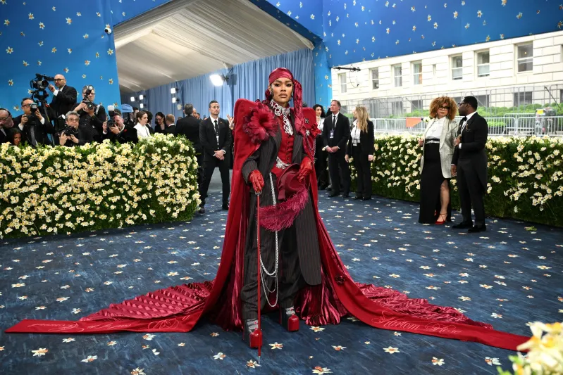 هكذا أعادت نجمات Met Gala 2025 تعريف البدل الرجالية - المصدر: AFP هكذا أعادت نجمات Met Gala 2025 تعريف البدل الرجالية
