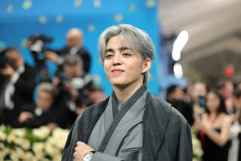 إس.كوبس يتألق في Met Gala 2025 بزي مستوحى من الهانبوك الكوري