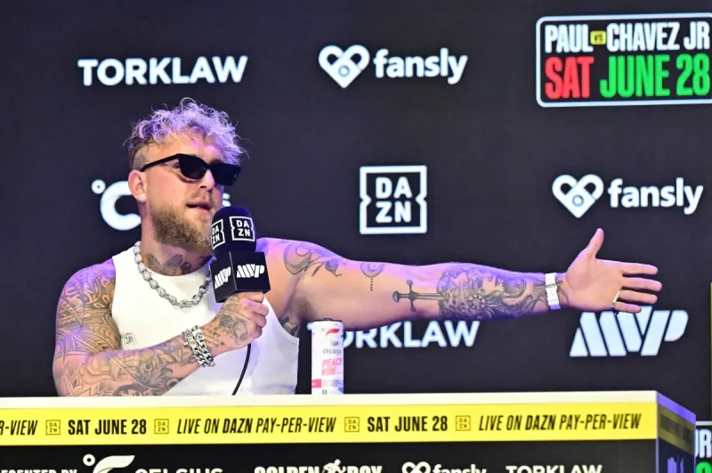 جيك بول يواجه سيارة Tesla Cybertruck في فيديو ترويجي غريب