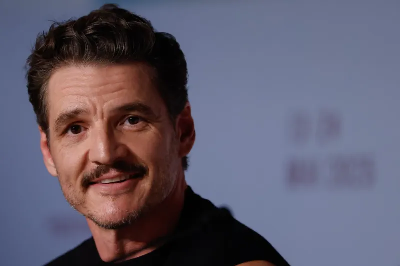 بيدرو باسكال يتألق بإطلالة استثنائية مع نجوم "Eddington" في مهرجان كان