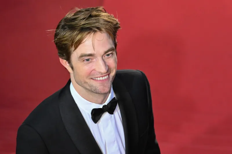 عدسة الرجل: روبرت باتينسون يواصل تألقه على السجادة الحمراء في مهرجان كان 2025