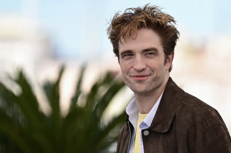 روبرت باتينسون يعيش لحظات أبوية دافئة في لوس أنجلوس بعد تصريحاته في مهرجان كان