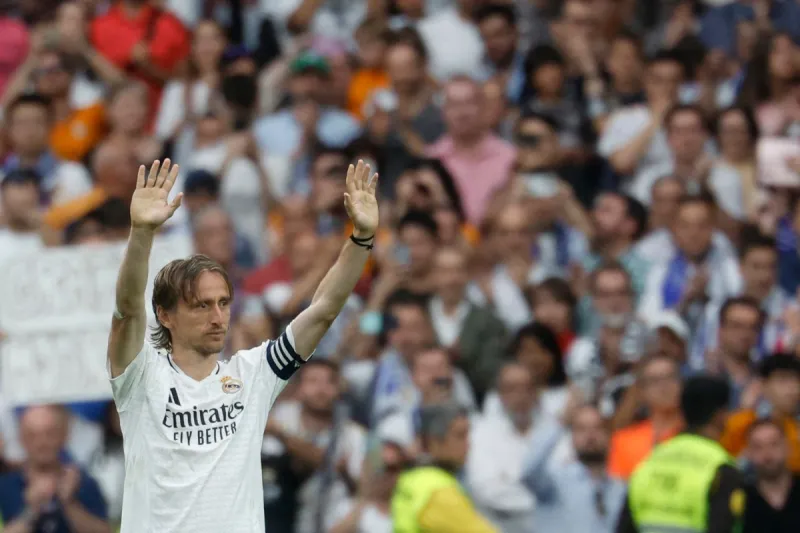 لوكا مودريتش يودّع ريال مدريد بالدموع بعد مسيرة ذهبية (فيديو)