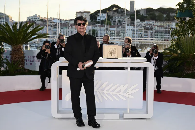 البدل السوداء الكلاسيكية تسيطر على السجادة الحمراء في ختام مهرجان كان