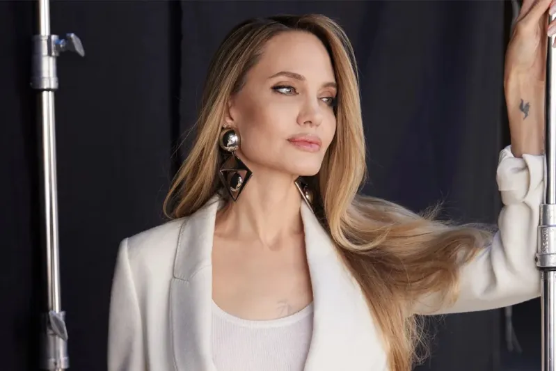 أنجلينا جولي تقدم جائزة تروفاي شوبارد خلال مهرجان كان 2024