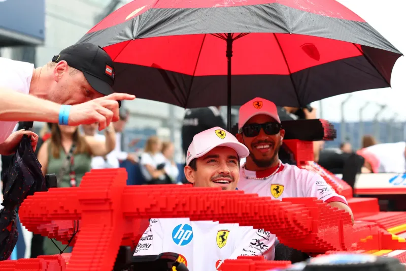 في عرض مذهل.. نجوم الفورمولا 1 يستعرضون سياراتهم المُجسدة بمكعبات LEGO