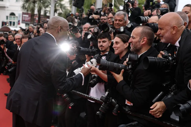 فيديو| قبل حصوله على السعفة الذهبية.. دنزل واشنطن في مواجهة نارية مع مصور في كان2025