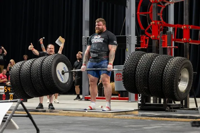 أقوى رجل في العالم يصنع رقمًا قياسيًا جديدًا قبل البطولة المرتقبة!