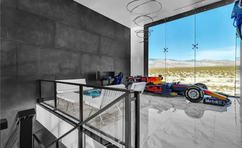 مليونير أمريكي يعرض قصره الفاخر في نيفادا... بسيارة فورمولا 1 في غرفة المعيشة! 