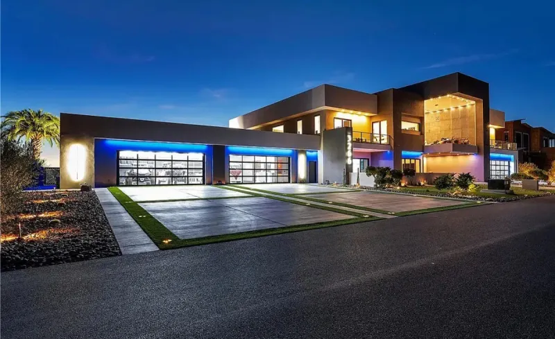 مليونير أمريكي يعرض قصره الفاخر في نيفادا... بسيارة فورمولا 1 في غرفة المعيشة! 