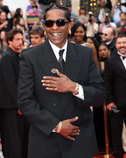 روكي آيساب يلفت الأنظار في كان بساعة Bulgari Monete Catene السرية النسائية!