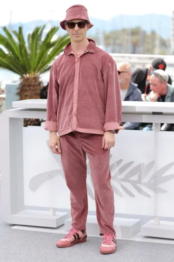 جيريمي سترونج يتألق في افتتاح مهرجان كان 2025 ويصف مشاركته بالتجربة التاريخية