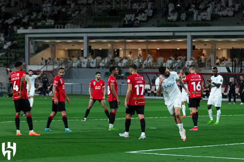 الهلال يواصل مطاردة الاتحاد بفوز عريض في مباراة مثيرة