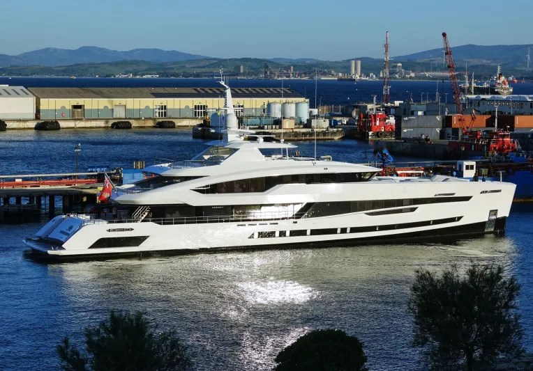 يخت Santosha الفاخر يصل إلى جبل طارق في أولى رحلاته