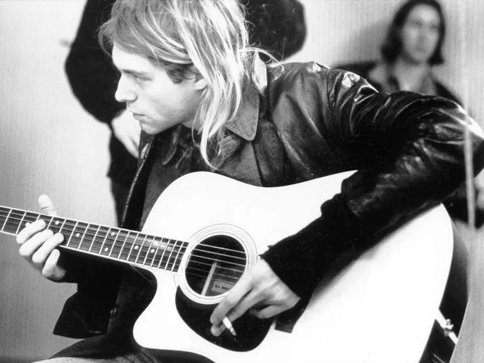 جيتار استخدمه مغني الروك الراحل كيرت كوبين يُعرض في مزاد بـ500 ألف دولار (فيديو)  