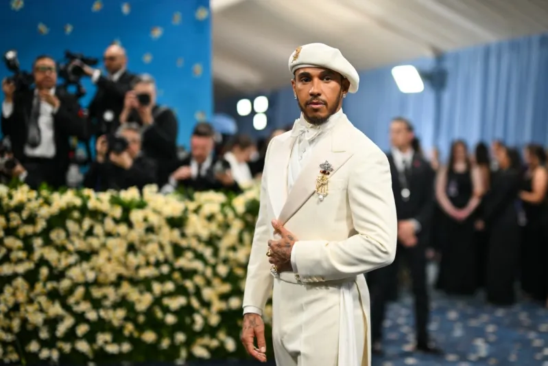 لويس هاميلتون يُبهر متابعيه بصورة سيلفي تُظهر قوته البدنية في سن الأربعين