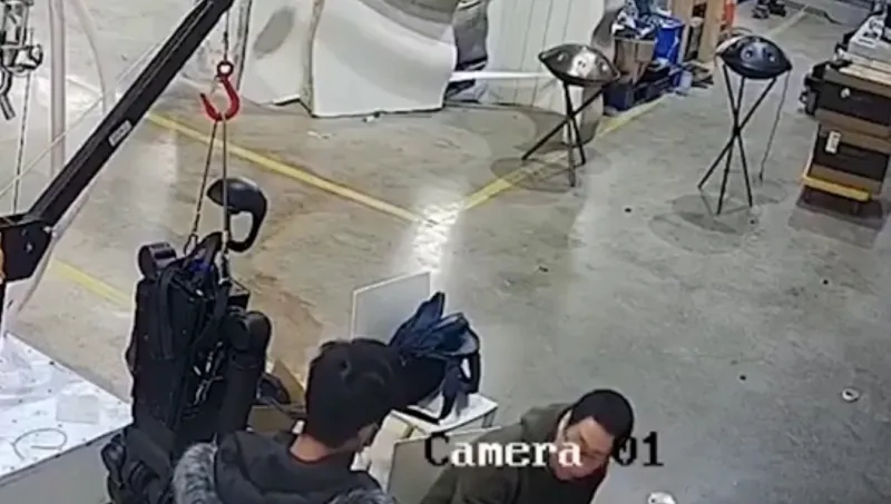 مشهد مرعب: روبوت يهاجم مشغليه في مصنع بالصين ويحطم شاشة الكمبيوتر!