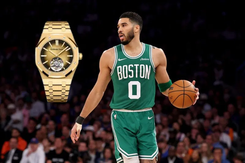 جيسون تيتوم يتألق بساعة أوديمار بيجيه النادرة بقيمة 315 ألف دولار