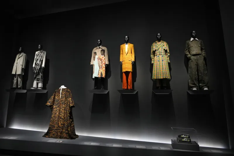 ميت جالا 2025 يحتفي بالأناقة السوداء في معرض Superfine