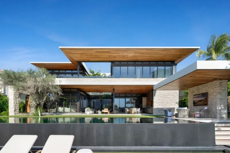 فرصة لامتلاك عقار بقيمة 35 مليون دولار لمجاورة أشهر الشخصيات