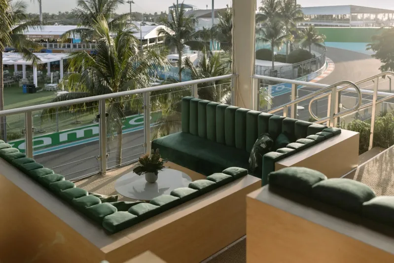 من جيف بيزوس إلى ترافيس كيلسي: نجوم العالم في نادي Palm Club الخاص خلال الفورمولا 1