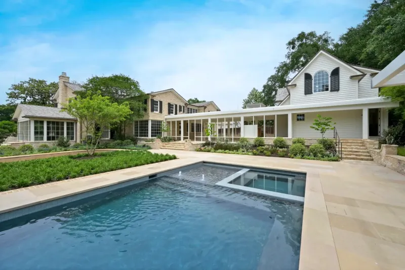 إيما ستون تعرض قصرها في أوستن للبيع مقابل 26.5 مليون دولار