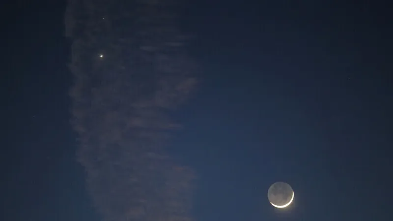 سماء السعودية ترصد بالعين المجردة اصطفاف القمر والزهرة وزحل فجر الخميس