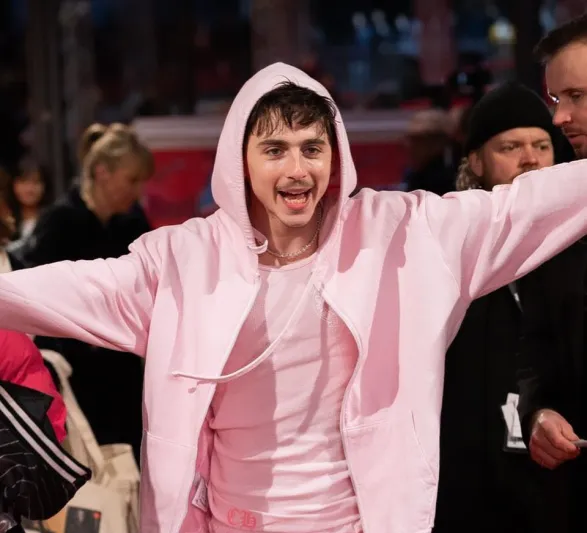 تيموثي شالاميه يتألق بساعة "كارتير" ذهبية في سباق ميامي (فيديو)