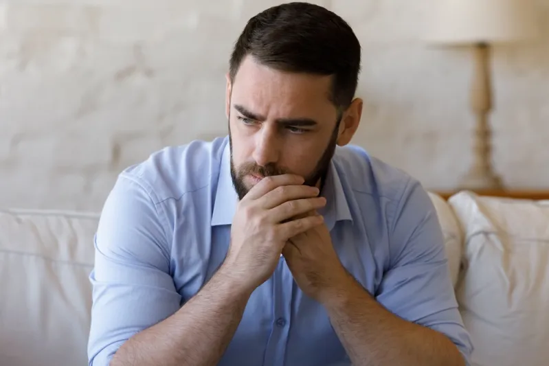رجل قلق تعبيرية عن القلق اللاواعي - المصدر: Shutterstock القلق اللاواعي.. كيف يؤثر في حياتك اليومية وكيف تتعامل معه؟
