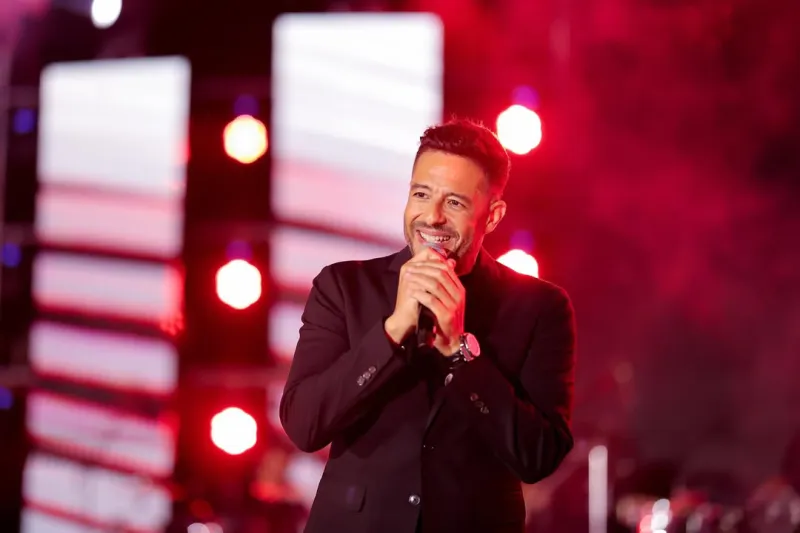 حفل بالأرقام القياسية.. محمد حماقي يُغني للمغرب بقميص المنتخب (فيديو)