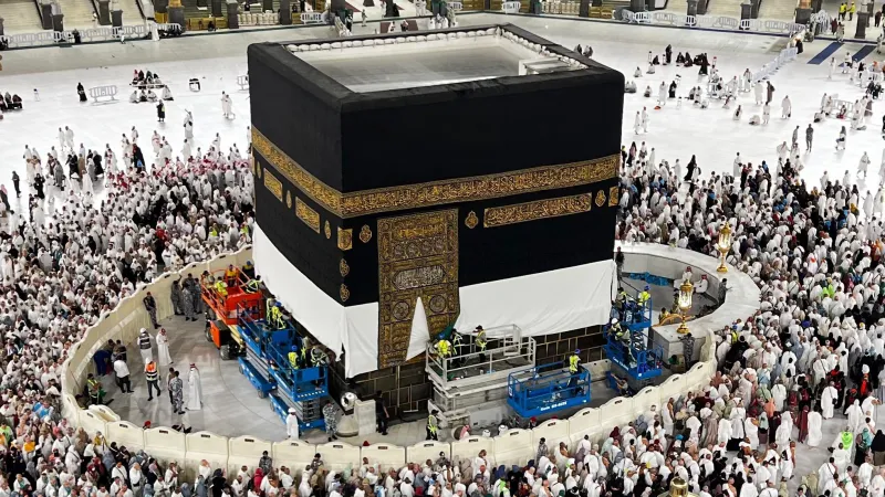 كيف يتم التعامل مع الكسوة القديمة للكعبة؟ 