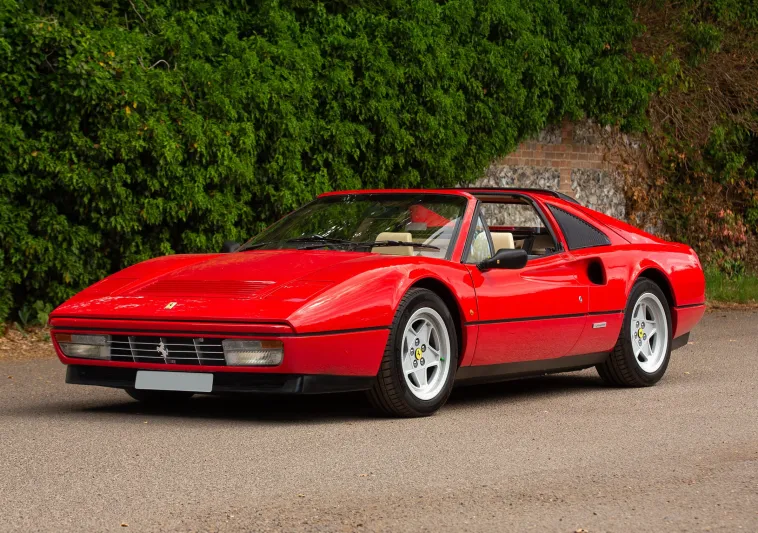 واحدة من 512 نسخة فقط: فيراري 328 GTS نادرة في مزاد مرتقب