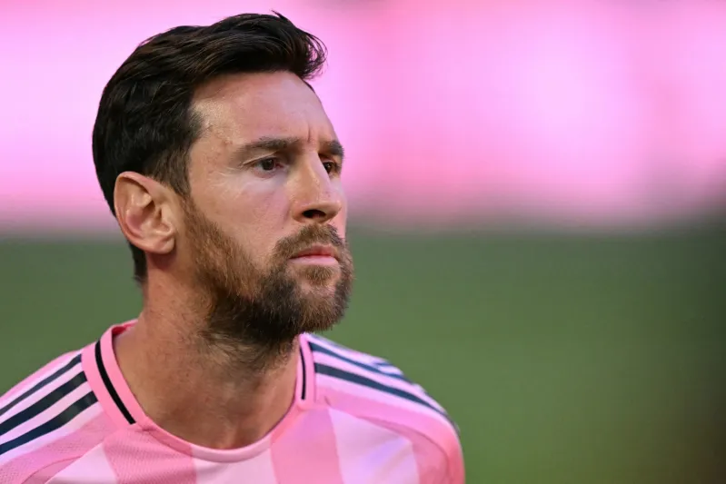 "الرجل العجوز الغاضب".. تهنئة عائلية تشعل عيد ميلاد ميسي (صور)