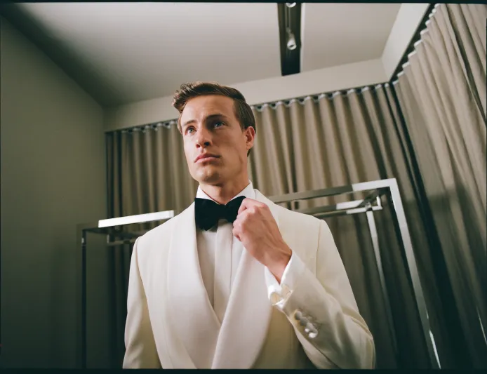 إطلالة كلاسيكية أنيقة لصيف 2025 - المصدر: Thom SWEENEY تجمع بين الكلاسيكية والعصرية: Thom Sweeney تطلق مجموعتها الصيفية الأحدث للرجال