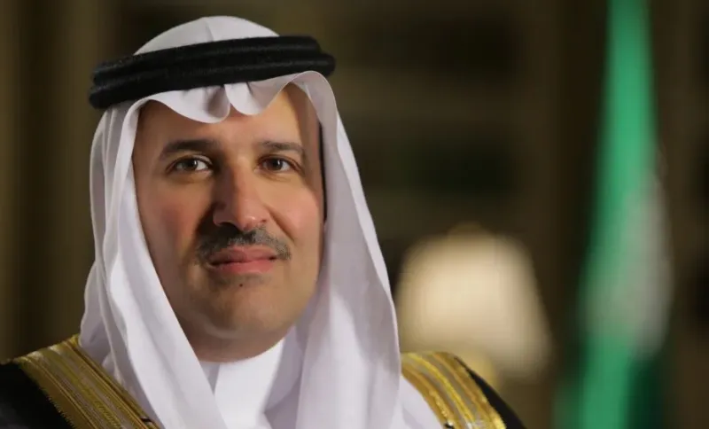 الأمير فيصل بن سلمان يتألق بالزي السعودي التقليدي في موكب Royal Ascot الملكي