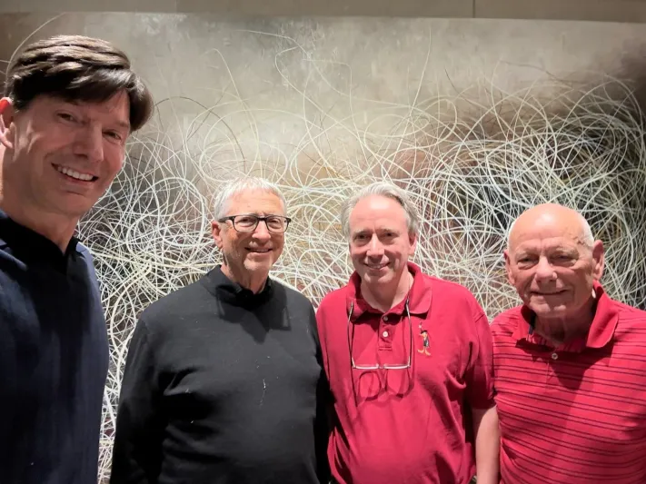 لقاء تاريخي: بيل غيتس يلتقي مبتكر لينكس للمرة الأولى