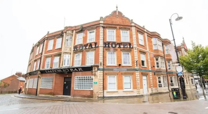 فندق تاريخي للبيع بسعر دولار واحد! وهذا هو شرط الشراء