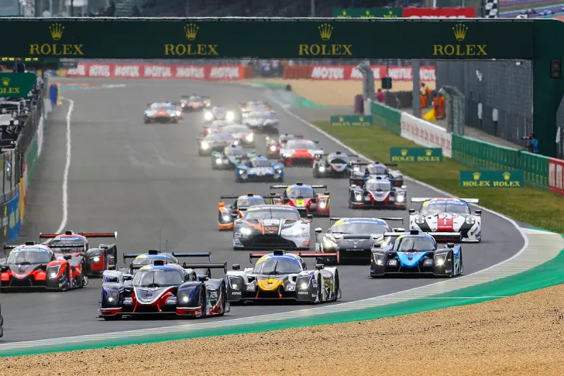 غضب على المضمار: سائق يهاجم سيارة خصمه في سباق لومان (فيديو)