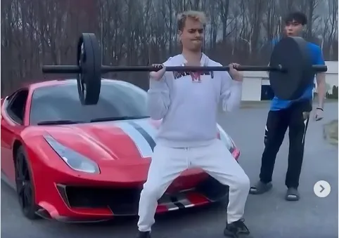 مقلب جنوني.. يوتيوبر يلقي أوزان الحديد علي سياره فيراري! ( فيديو)
