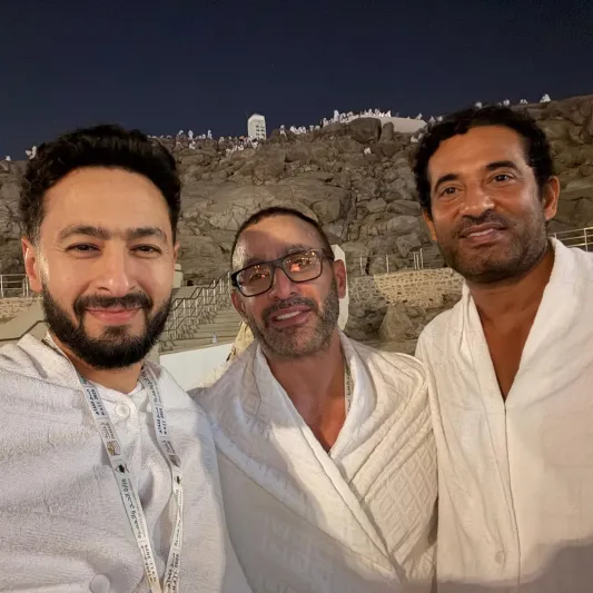 حمادة هلال يحتفل بأجواء الحج مع أحمد السقا وعمرو سعد ( صور)